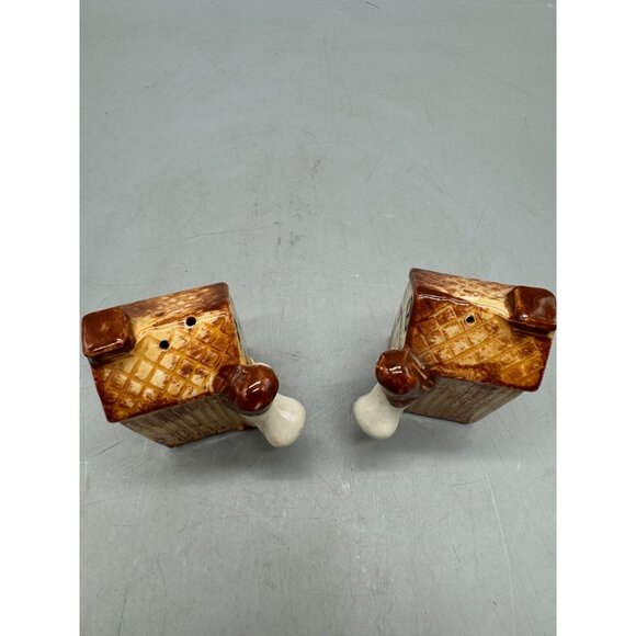 Vintage Ceramic Outhouse Salt & Pepper Shakers With Brown Roof And Figurines REA - Picture 9 of 9
